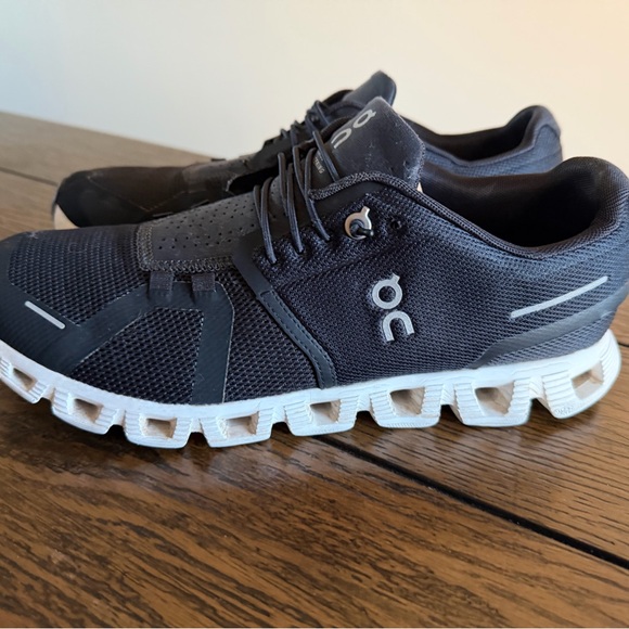 On Cloud 5 Black Women's Running Shoes Size 9.5 - Picture 3 of 14